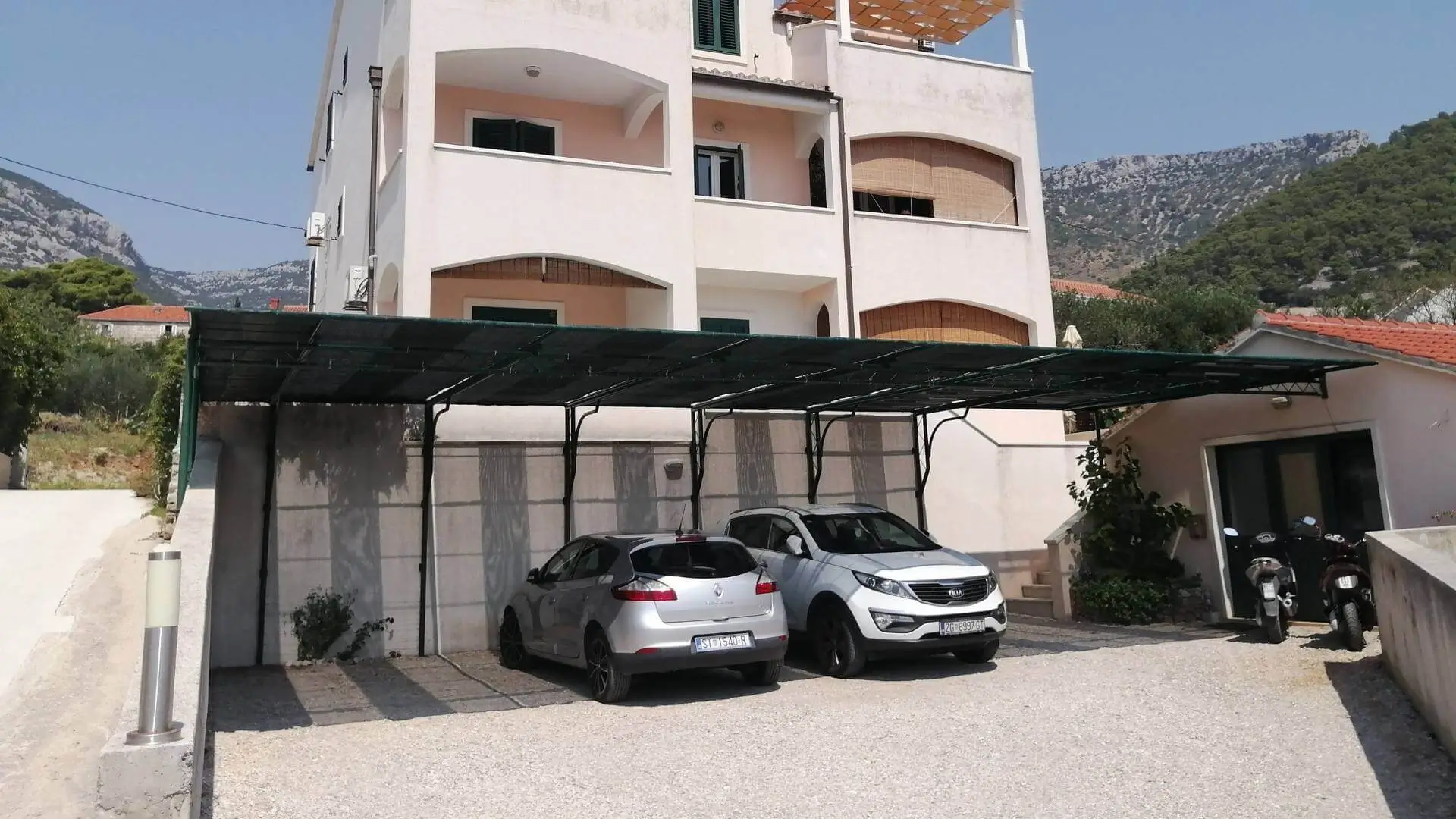 Private parking in the shade Apartments Borovina in Bol Brac - Private parking in the shade